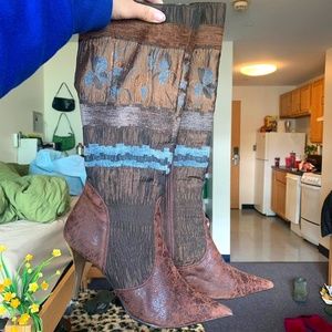 Brown Textured Pattern Heel Boots.